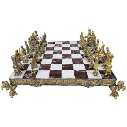 Ασημένια δίχρωμη σκακιέρα και κομμάτια σε μεσαιωνικό στυλ. Ιταλία 20ός αιώνας