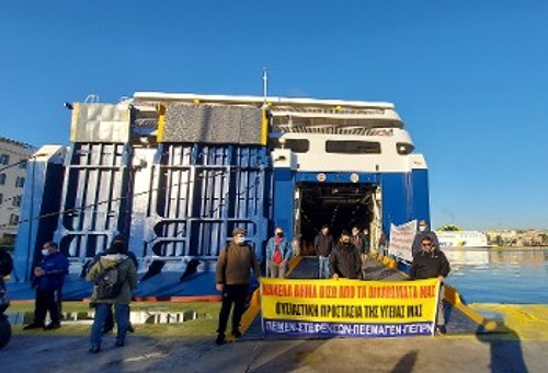 «Ούτε βήμα πίσω από τα δικαιώματά μας» ξεκαθαρίζουν οι απεργιακές φρουρές των ναυτεργατών (φωτ. από το λιμάνι του Πειραιά)