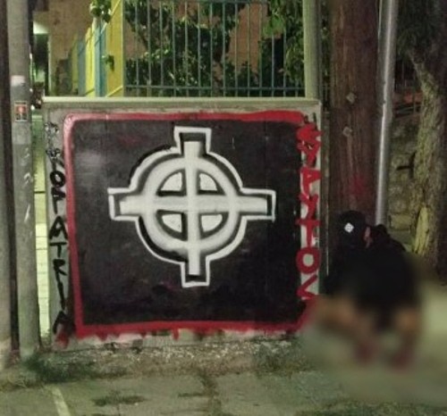 Ενα χαρακτηριστικό «έργο» του νεοναζιστή: o λεγόμενος Κελτικός σταυρός, νεοναζιστικό σύμβολο, με την υπογραφή περιθωριακής ναζιστικής ομάδας