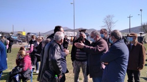 Από την περιοδεία του κλιμακίου του ΚΚΕ με τους Κ. Αβραμόπουλο και Γ. Λαμπρούλη στο γήπεδο του Δαμασίου, όπου έχουν καταφύγει οι σεισμόπληκτοι κάτοικοι
