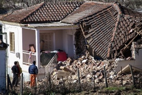 Πολλά σπίτια βιοπαλαιστών, κόποι μιας ζωής έχουν γίνει σωρός από ερείπια