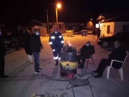 Οι σεισμόπληκτοι της Ελασσόνας παραμένουν στους δρόμους με ανεπαρκή βοήθεια από το κράτος