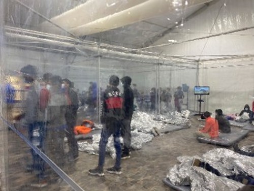 Την κράτηση ασυνόδευτων παιδιών σε στρατόπεδα - κλουβιά με άθλιες συνθήκες συνέχισε η κυβέρνηση Μπάιντεν