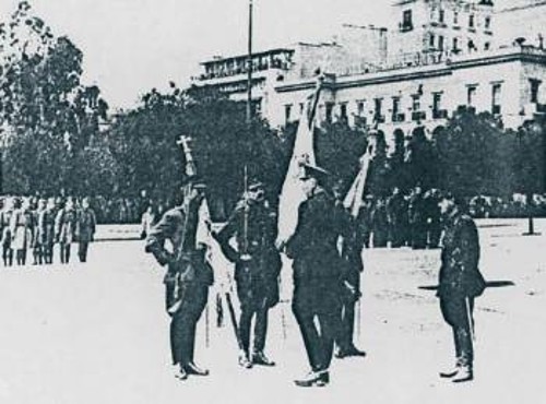 Ο Ι. Πλυτζανόπουλος κι άλλοι αξιωματικοί των Σωμάτων Ασφαλείας στην πλατεία Συντάγματος