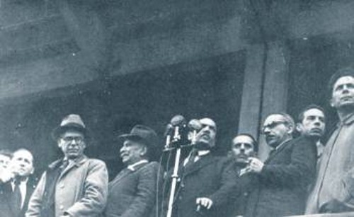 Τρίτος από δεξιά ο Μήτσος Παπαρήγας, μαζί με άλλους συνδικαλιστές