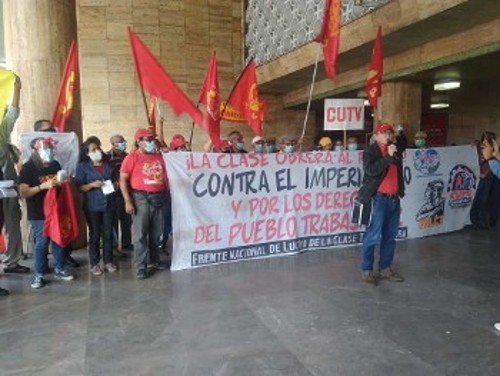 Από την Πρωτομαγιάτικη διαμαρτυρία των Βενεζουελάνων κομμουνιστών έξω από το υπουργείο Εργασίας