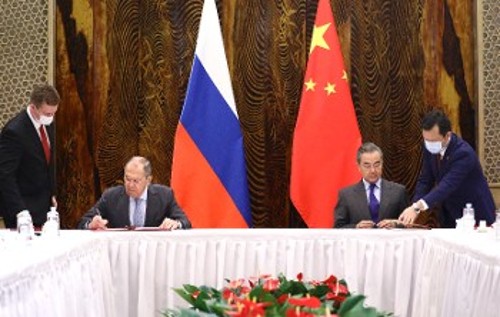 Παρά τις μεταξύ τους διαφορές πυκνώνει πολύμορφα ο συντονισμός Κίνας - Ρωσίας απέναντι στις κινήσεις της Δύσης (φωτ. από συνάντηση των ΥΠΕΞ των δύο χωρών τον Μάρτη)