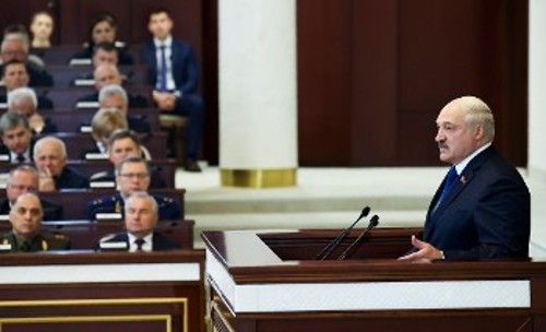 Ο Λευκορώσος Πρόεδρος προειδοποίησε τη Δύση ότι η στάση της φέρνει τη χώρα πιο κοντά στη Ρωσία και την Κίνα