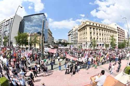 Χιλιάδες διαδηλωτές κατακλύζουν τα Προπύλαια