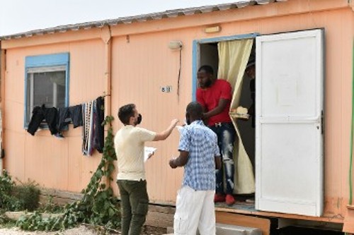 Από πρόσφατη εξόρμηση του ΚΚΕ στον προσφυγικό καταυλισμό του Ελαιώνα