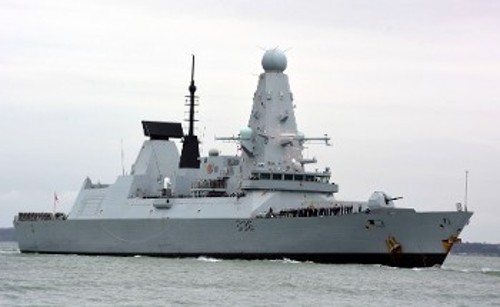 Το βρετανικό αντιτορπιλικό HMS Defender που σύμφωνα με τη Μόσχα δέχθηκε ρωσικά προειδοποιητικά πυρά
