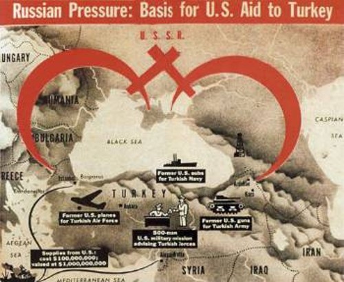 Φωτογραφία χάρτη από τις «US News», που απεικονίζει την, κατά τη γνώμη των Αμερικανών, σοβιετική πίεση προς την Τουρκία και την αναγκαιότητα της αμερικανικής βοήθειας