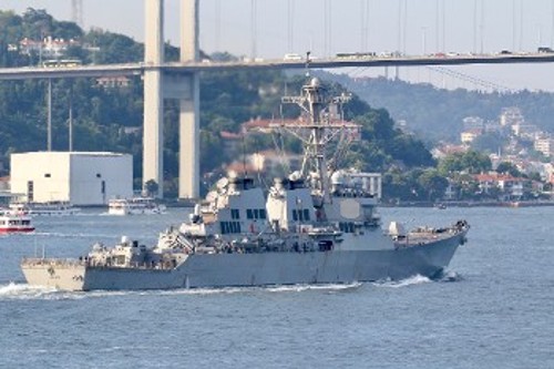 Το αμερικάνικο αντιτορπιλικό «USS Ross» διασχίζοντας τα τουρκικά Στενά για να συμμετάσχει στην άσκηση «Sea Breeze» στη Μαύρη Θάλασσα