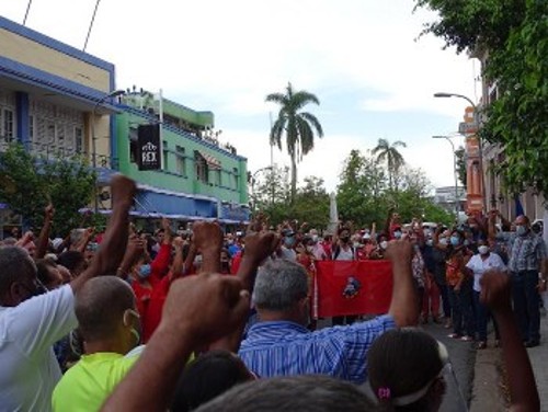 Χιλιάδες Κουβανοί βγήκαν στους δρόμους όλης της χώρας για να υπερασπιστούν την Κουβανική Επανάσταση από τις νέες προβοκάτσιες των ιμπεριαλιστών
