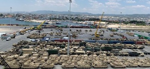 Αρματα μάχης των Αμερικανών απλωμένα στο λιμάνι της Αλεξανδρούπολης τον περασμένο Ιούλη