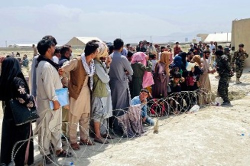 Εκατοντάδες εξακολουθούν να συρρέουν στο αεροδρόμιο της Καμπούλ αναζητώντας διαφυγή
