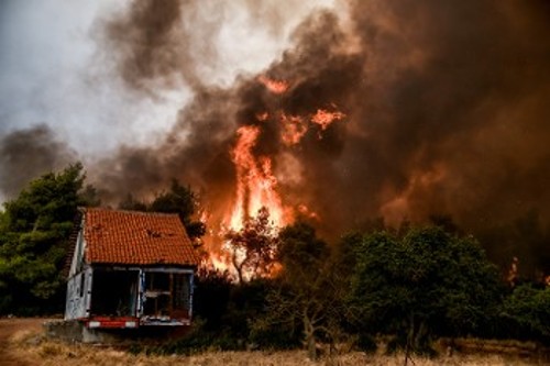 Σπίτι στην περίμετρο καίγεται