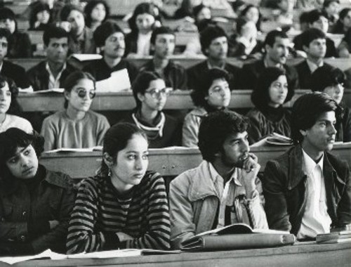 Φοιτητές και φοιτήτριες στο Πολυτεχνείο της Καμπούλ το 1985, την περίοδο που οι ΗΠΑ εξόπλισαν και στήριξαν με κάθε τρόπο τις σκοταδιστικές δυνάμεις που ρίχθηκαν ενάντια στη λαϊκή επανάσταση