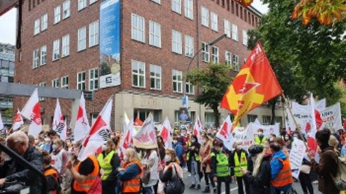 Από την απεργιακή διαδήλωση έξω από τα κεντρικά του «Vivantes» στο Βερολίνο