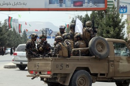 Υπολογίζεται ότι οι ΗΠΑ άφησαν στο Αφγανιστάν οπλισμό αξίας 85 δισ. δολαρίων (φωτ: Μέλη των Ταλιμπάν στην Καμπούλ με αμερικανικό στρατιωτικό εξοπλισμό)