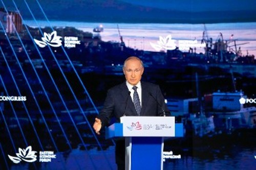 Ο Βλ. Πούτιν απευθύνεται στο 6ο Ανατολικό Οικονομικό Φόρουμ