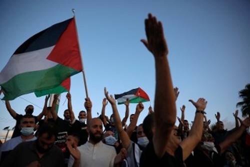 Με καθημερινές διαδηλώσεις απαντούν οι Παλαιστίνιοι στην κλιμάκωση της καταστολής από τις κατοχικές δυνάμεις