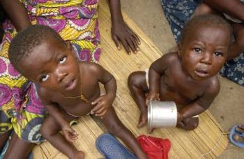 Δέκα χρόνια μετά τη λήξη του εμφυλίου και παρά τα τεράστια κέρδη από την παραγωγή πετρελαίου, τα παιδιά στην Αγκόλα συνεχίζουν να υποσιτίζονται...