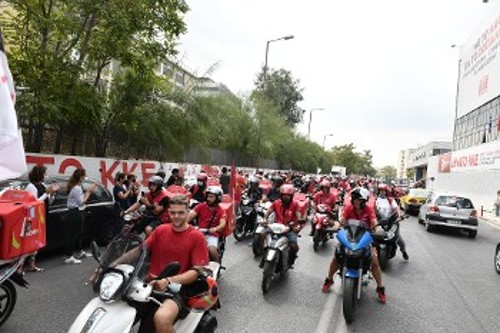Την ώρα που η μοτοπορεία της Τετάρτης περνούσε έξω από την έδρα της ΚΕ του ΚΚΕ επί της Λεωφόρου Ηρακλείου, οι απεργοί διανομείς έγιναν δεκτοί με χειροκροτήματα και συνθήματα από τους κομμουνιστές
