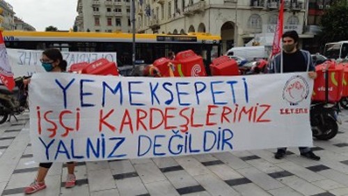 Τα μέλη του ΣΕΤΕΠΕ Θεσσαλονίκης στέλνουν το δικό τους μήνυμα στήριξης στους εργαζόμενους της Yemeksepeti, που βρίσκονται επίσης σε κινητοποιήσεις