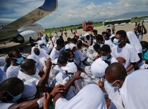 Εξαθλιωμένοι Αϊτινοί μετανάστες απελαύνονται από τις ΗΠΑ πίσω στο Πορτ-Ο-Πρενς
