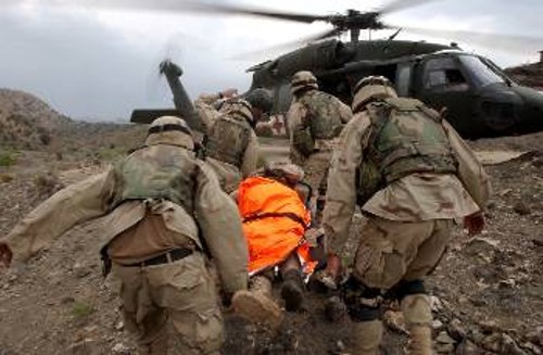 Μεταφορά τραυματισμένου κατοχικού Αμερικάνου στρατιώτη