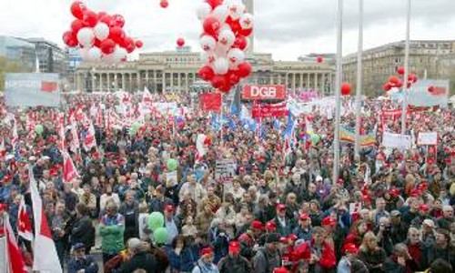 Ενάντια στις περικοπές των κοινωνικών δαπανών, διαδήλωσαν πάνω από 100.000 άνθρωποι στη Στουτγκάρδη, τον περασμένο Απρίλη