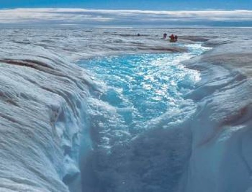 Το ρυάκι από το λιωμένο νερό ενός παγετώνα στη Γροιλανδία ρέει στην κατακόρυφη φυσική στοά που έχει ανοίξει το ίδιο, φτάνοντας έως τον πυθμένα. Εκεί λειτουργεί ως λιπαντικό που οδηγεί στην πιο γρήγορη κίνηση του παγετώνα προς τη θάλασσα... Οσο πιο πολύ νερό λιώνει στην επιφάνεια, τόσο πιο γρήγορα καταστρέφονται και τα βαθύτερα στρώματα του παγετώνα