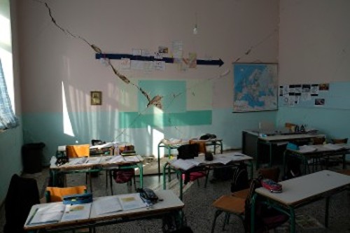 Σχολική αίθουσα στο Αρκαλοχώρι της Κρήτης, μετά τον σεισμό που έγινε πριν από δύο χρόνια