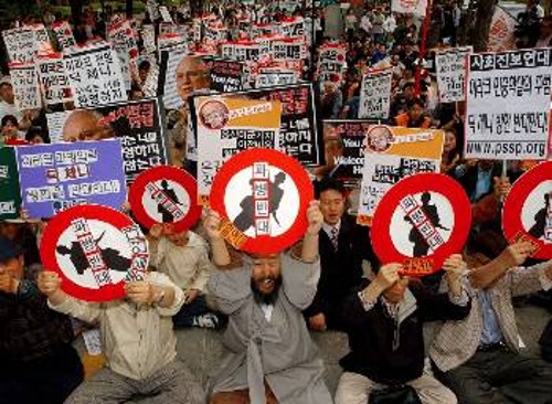 Πρώτα στις κάλπες, μετά στο δρόμο... Χιλιάδες Νοτιοκορεάτες αντιδρούν στην άφιξη του αντιπροέδρου των ΗΠΑ Τσένεϊ, που συνέπεσε με τη μέρα των εκλογών. Κρατούν πανό με το εύγλωττο σύνθημα «Τσένεϊ: εγκληματίας πολέμου»!