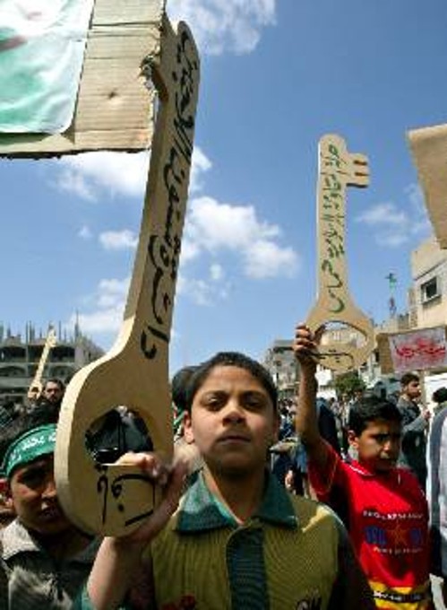 Παιδιά των παλαιστινιακών προσφυγικών καταυλισμών διαδηλώνουν με συμβολικά κλειδιά των σπιτιών των παππούδων τους, που ο Μπους είναι έτοιμος να χαρίσει οριστικά στο Ισραήλ