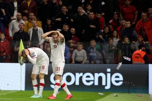 Η ρίψη αντικειμένων προς τους παίκτες της Πολωνίας επέφερε την προσωρινή διακοπή του αγώνα με την Αλβανία στα Τίρανα