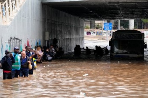 Στη γέφυρα κάτω από το Ιδρυμα «Σταύρος Νιάρχος», οι επιβάτες σχεδόν κολύμπησαν για να βγουν από λεωφορείο της γραμμής Βούλα - Πειραιάς