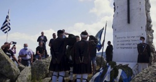Η Βασιλική Ενωσις Ελλάδος καταθέτει στεφάνι στην εκδήλωση της ΕΑΑΣ στο Βίτσι
