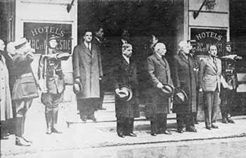 Τη συνθηκολόγηση ακολούθησε η συγκρότηση της κυβέρνησης των δοσιλόγων στο Βισύ. Στη φωτογραφία ο Πετέν (στο κέντρο) με τους συνεργάτες του.