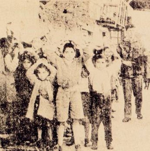 Φλεβάρης 1957χωριό Ακάκι - Ο Βρετανός στρατιώτης διατάσσει τους μικρούς Κύπριους να σηκώσουν ψηλά τα χέρια