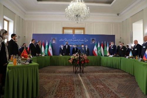 Στιγμιότυπο από τη συνάντηση στην ιρανική πρωτεύουσα