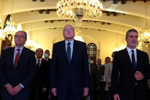 Ο Λιβανέζος πρωθυπουργός Ν. Μικάτι (στο κέντρο) με μέλη της κυβέρνησής του