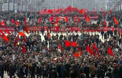 Χιλιάδες κομμουνιστές διαδήλωσαν και φέτος την πρωτομαγιά στη Μόσχα