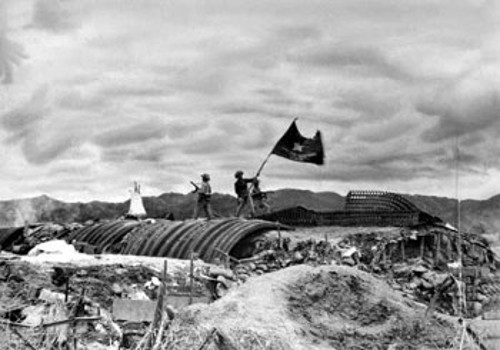 Βιετναμέζοι αντάρτες υψώνουν την κόκκινη σημαία μετά τη νίκη τους επί των Γάλλων