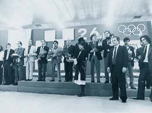 Ο Αρμένιος GM Βαγκανιάν (τρίτος από αριστερά - στο 1ο μεσαίο βάθρο) με την νικήτρια Σοβιετική Ενωση στην Ολυμπιάδα του 1984. Δεξιά του, οι Πολουγκαέβσκι, Μπελιάβσκι και αριστερά του, οι Τουκμάκοβ, Γιουσούποβ και Σοκόλοβ