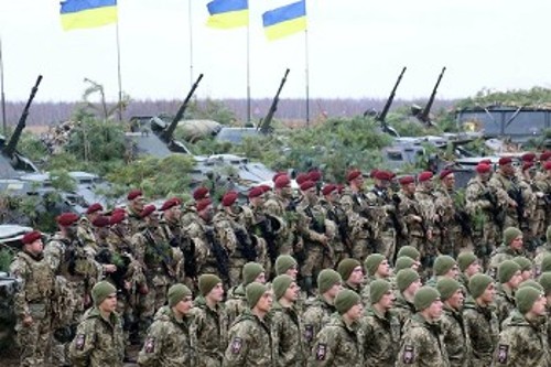 Από στρατιωτικά γυμνάσια του ουκρανικού στρατού κοντά στα σύνορα με την Ρωσία