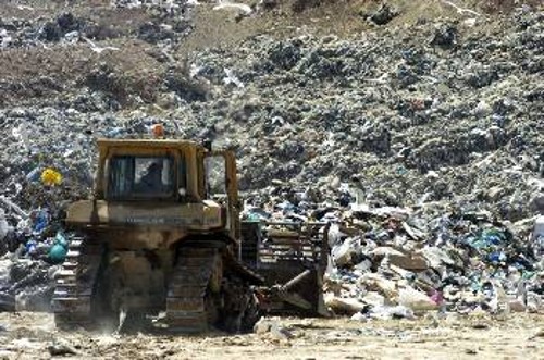 «Βουνά» θα παραμένουν τα σκουπίδια στην υπερκορεσμένη χωματερή
