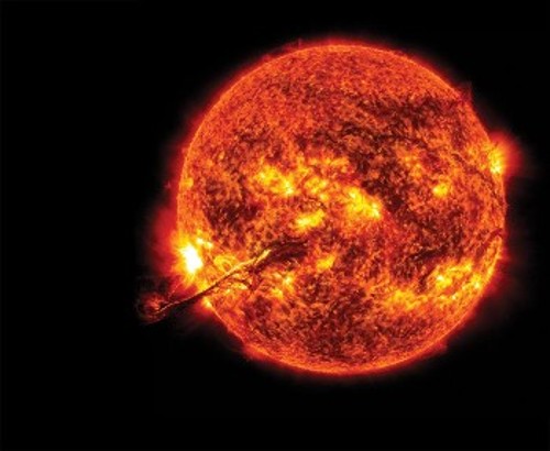 Ηλιακή έκλαμψη και στρώματα λαμπρού πλάσματος ξεπηδούν από περιοχή έντονης ηλιακής δραστηριότητας