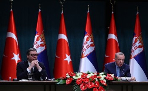 Το ΝΑΤΟ σπεύδει να αξιοποιήσει και την περαιτέρω διείσδυση της Τουρκίας στην περιοχή (φωτ. από συνάντηση Ερντογάν - Βούτσιτς στην Κωνσταντινούπολη)